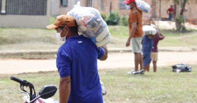 Governo do Amazonas e Governo Federal entregam mais de 3 mil cestas básicas a pescadores de Fonte Boa e Jutaí