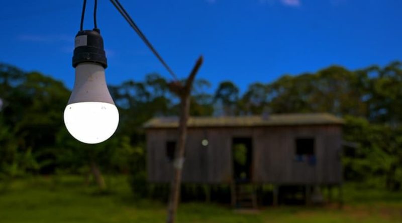 Luz para Todos avança, mas Amazônia segue no escuro com filas, custos altos e cobrança frágil