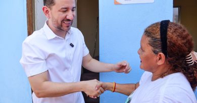 Mais três famílias recebem casas reformadas pela Prefeitura Mais três famílias recebem casas reformadas pela Prefeitura