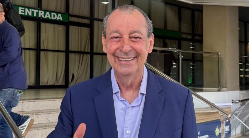 Omar Aziz vota e defende democracia no Amazonas