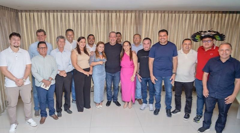 Omar Aziz reúne apoio dos 62 prefeitos no segundo turno