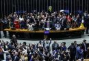 Senado acaba com escala 6×1, mas PL promete rever regras