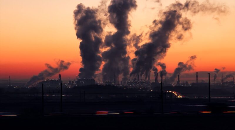 Conferência das Nações Unidas sobre a Mudança do Clima – COP28. – Meio Ambiente; mudanças climáticas; poluição do ar; fumaça fábricas; chaminés; CO2. Foto: Ralf Vetterle/Pixabay