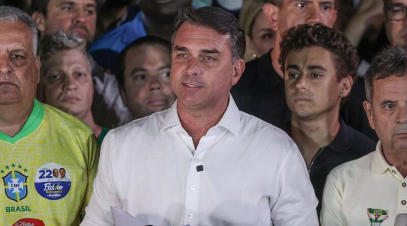 Brasília (DF), 25/10/2026 - O candidato à Presidência da República, senador Flávio Bolsonaro (PL), fala com jornalistas após ser derrotado no segundo turno das eleições pelo candidato Luiz Inácio Lula da Silva (PT). Foto: Joédson Alves/Agência Brasil.