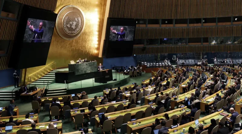 O embaixador de Israel nas Nações Unidas, Gilad Erdan, fala em uma sessão especial de emergência da Assembleia Geral das Nações Unidas sobre o conflito em curso entre Israel e o Hamas na sede da ONU em Nova York, EUA, em 26 de outubro de 2023. REUTERS/Mike Segar