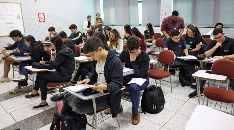 Brasília (DF), 24/10/2024 - Alunos do colégio Galois em sala de aula na preparação dos últimos dias antes da prova do Enem 2024. Foto: José Cruz/Agência Brasil