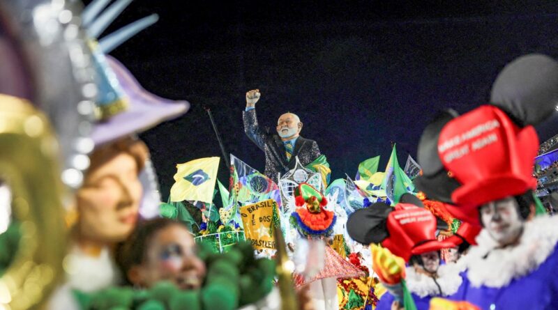 A carnival float depicting Brazil's President Luiz Inacio Lula da Silva is displayed as revellers from the Academicos de Niteroi samba school perform during the Carnival in Rio de Janeiro, Brazil, February 15, 2026. REUTERS/Ricardo Moraes