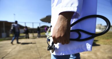 Médicos chegam ao local de prova para a segunda etapa do Exame Nacional de Revalidação de Diplomas Médicos Expedidos por Instituição de Educação Superior Estrangeira (Revalida) 2020, em Brasília.