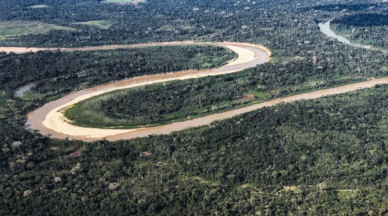 13/10/2026 - Acre - O rio Tejo corta a floresta amazônica no Acre, entre Cruzeiro do Sul e Marechal Thaumaturgo. Rios, mata nativa, biodiversidade e comunidades ribeirinhas compõem a paisagem natural de uma das regiões mais remotas da Amazônia brasileira. Foto: Rafa Neddermeyer/Agência Brasil