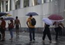 Rio de Janeiro (RJ) 29/01/2025 – Chegada de chuvas faz Defesa Civil enviar alerta extremo na cidade pela primeira vez. Pedestres com guarda-chuvas no Centro. Foto: Fernando Frazão/Agência Brasil