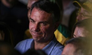Brasília (DF), 04/10/2026 - Flávio Bolsonaro (PL) fala com jornalistas após a vitória no primeiro turno das eleições de 2026 sobre seu oponente, Luiz Inácio Lula da Silva (PT). Foto: Joédson Alves/Agência Brasil
