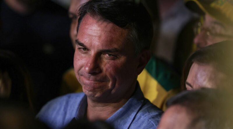Brasília (DF), 04/10/2026 - Flávio Bolsonaro (PL) fala com jornalistas após a vitória no primeiro turno das eleições de 2026 sobre seu oponente, Luiz Inácio Lula da Silva (PT). Foto: Joédson Alves/Agência Brasil