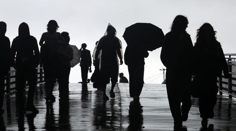 São Paulo (SP), 09/09/2026. - Pessoas na rua durante tarde com muita chuva na região do Ibirapuera. Foto: Paulo Pinto/Agencia Brasil