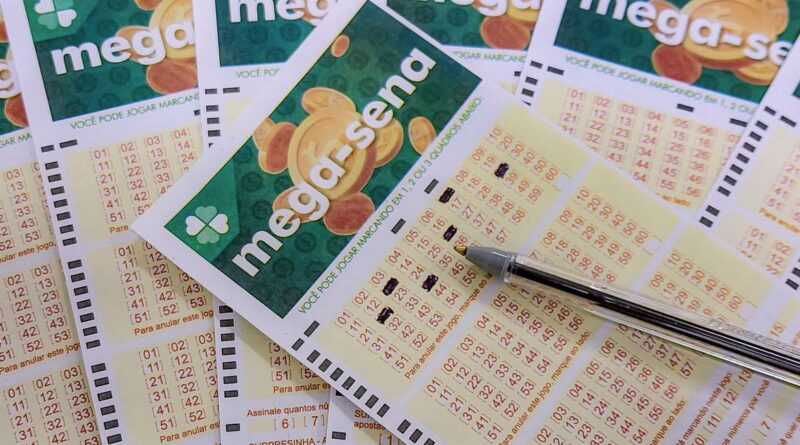 22/06/2023 - Brasília - Mega-Sena, concurso da Mega-Sena, jogos da Mega-Sena, loteria da Mega-Sena. - Volantes da Mega Sena sendo preenchidos para apostas em casas lotéricas da Caixa. Foto: Rafa Neddermeyer/Agência Brasil
