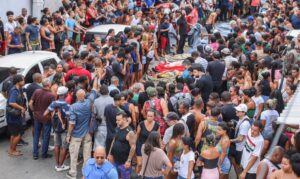Rio de Janeiro (RJ), 22/12/2025 - Retrospectiva 2025 - Foto feita em 28/10/2025 - Dezenas de corpos são trazidos por moradores para a Praça São Lucas, na Penha, zona norte do Rio de Janeiro. Operação Contensçao. Foto: Tomaz Silva /Agência Brasil