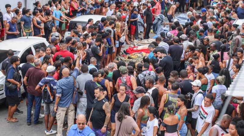 Rio de Janeiro (RJ), 22/12/2025 - Retrospectiva 2025 - Foto feita em 28/10/2025 - Dezenas de corpos são trazidos por moradores para a Praça São Lucas, na Penha, zona norte do Rio de Janeiro. Operação Contensçao. Foto: Tomaz Silva /Agência Brasil
