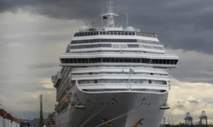 O navio de cruzeiros Costa Fascinosa aporta no Pier Mauá com casos de covid-19 entre tripulantes e passageiros, que desembarcam para cumprir quarentena na cidade.