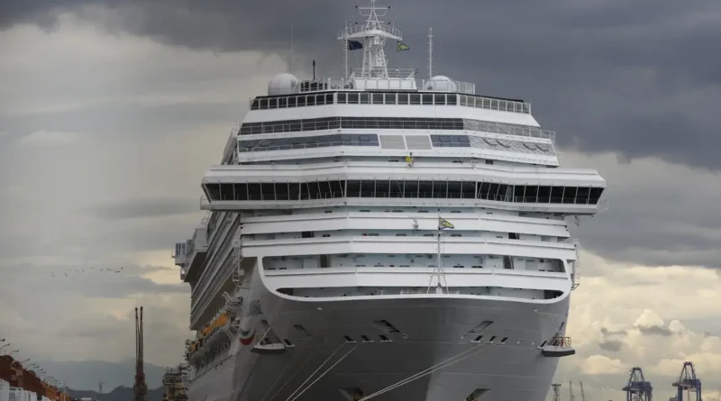O navio de cruzeiros Costa Fascinosa aporta no Pier Mauá com casos de covid-19 entre tripulantes e passageiros, que desembarcam para cumprir quarentena na cidade.