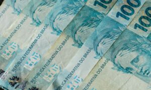 10/07/2026 - Brasília - dinheiro, moeda, real, reais, cédula, cédulas, nota, notas, moeda brasileira, dinheiro brasileiro, inflação, inflação alta, deflação, economia, economia brasileira, mercado, mercado financeiro, finanças, finanças pessoais, orçamento, orçamento doméstico, renda, renda familiar, salário, salário mínimo, remuneração, vencimento, pagamento, poder de compra, custo de vida, custo dos alimentos, aumento de preços, alta dos preços, carestia, desvalorização, valorização, perda do poder de compra, crise econômica, recessão, crescimento econômico, consumo, consumidor, compras, supermercado, cesta básica, despesas, gastos, contas, contas a pagar, boletos, dívida, dívidas, endividamento, inadimplência, poupança, economia doméstica, investimento, investimentos, aplicações financeiras, juros, taxa de juros, taxa Selic, Banco Central, crédito, empréstimo, financiamento, cartão de crédito, débito, PIX, transferência bancária, banco, instituição financeira, orçamento familiar, planejamento financeiro, reserva de emergência, patrimônio, riqueza, patrimônio líquido, capital, capital financeiro, lucro, prejuízo, receita, despesa, balanço financeiro, impostos, tributos, tributação, imposto de renda, arrecadação, arrecadação fiscal, carga tributária, imposto, taxa, tarifas, câmbio, dólar, euro, cotação, câmbio flutuante, desvalorização cambial, valorização cambial, moeda estrangeira, inflação acumulada, índice de preços, IPCA, INPC, IGP-M, poder aquisitivo, renda per capita, desenvolvimento econômico, estabilidade econômica, política monetária, política fiscal, oferta, demanda, produtividade, consumo consciente, educação financeira, planejamento financeiro, equilíbrio financeiro, independência financeira, riqueza, prosperidade, orçamento público, gastos públicos, contas públicas, déficit, superávit, tesouro nacional, moeda forte, moeda fraca, liquidez, circulação de dinheiro, s