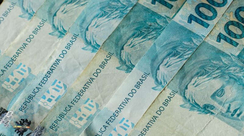 10/07/2026 - Brasília - dinheiro, moeda, real, reais, cédula, cédulas, nota, notas, moeda brasileira, dinheiro brasileiro, inflação, inflação alta, deflação, economia, economia brasileira, mercado, mercado financeiro, finanças, finanças pessoais, orçamento, orçamento doméstico, renda, renda familiar, salário, salário mínimo, remuneração, vencimento, pagamento, poder de compra, custo de vida, custo dos alimentos, aumento de preços, alta dos preços, carestia, desvalorização, valorização, perda do poder de compra, crise econômica, recessão, crescimento econômico, consumo, consumidor, compras, supermercado, cesta básica, despesas, gastos, contas, contas a pagar, boletos, dívida, dívidas, endividamento, inadimplência, poupança, economia doméstica, investimento, investimentos, aplicações financeiras, juros, taxa de juros, taxa Selic, Banco Central, crédito, empréstimo, financiamento, cartão de crédito, débito, PIX, transferência bancária, banco, instituição financeira, orçamento familiar, planejamento financeiro, reserva de emergência, patrimônio, riqueza, patrimônio líquido, capital, capital financeiro, lucro, prejuízo, receita, despesa, balanço financeiro, impostos, tributos, tributação, imposto de renda, arrecadação, arrecadação fiscal, carga tributária, imposto, taxa, tarifas, câmbio, dólar, euro, cotação, câmbio flutuante, desvalorização cambial, valorização cambial, moeda estrangeira, inflação acumulada, índice de preços, IPCA, INPC, IGP-M, poder aquisitivo, renda per capita, desenvolvimento econômico, estabilidade econômica, política monetária, política fiscal, oferta, demanda, produtividade, consumo consciente, educação financeira, planejamento financeiro, equilíbrio financeiro, independência financeira, riqueza, prosperidade, orçamento público, gastos públicos, contas públicas, déficit, superávit, tesouro nacional, moeda forte, moeda fraca, liquidez, circulação de dinheiro, s