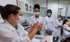 Programa Futuras Cientistas tem inscrições prorrogadas até 6 de novembro . A Imersão Científica coloca as participantes em contato com ambientes de pesquisa. Foto: Divulgação / Cetene