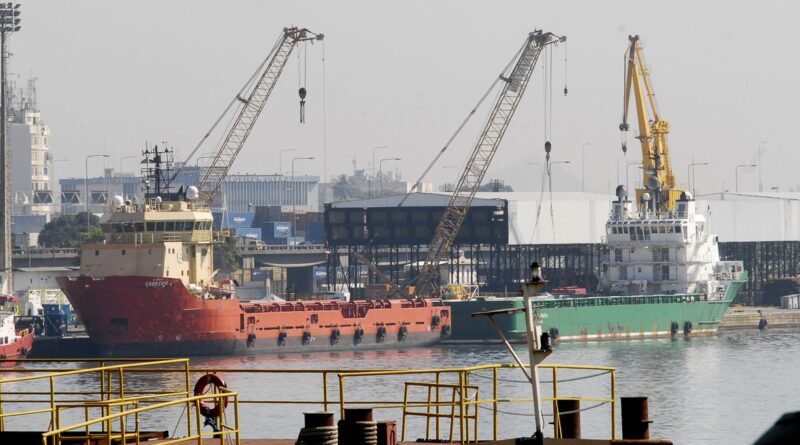 Atracação de navios no Caís do Porto do Rio de Janeiro, guindaste, container.